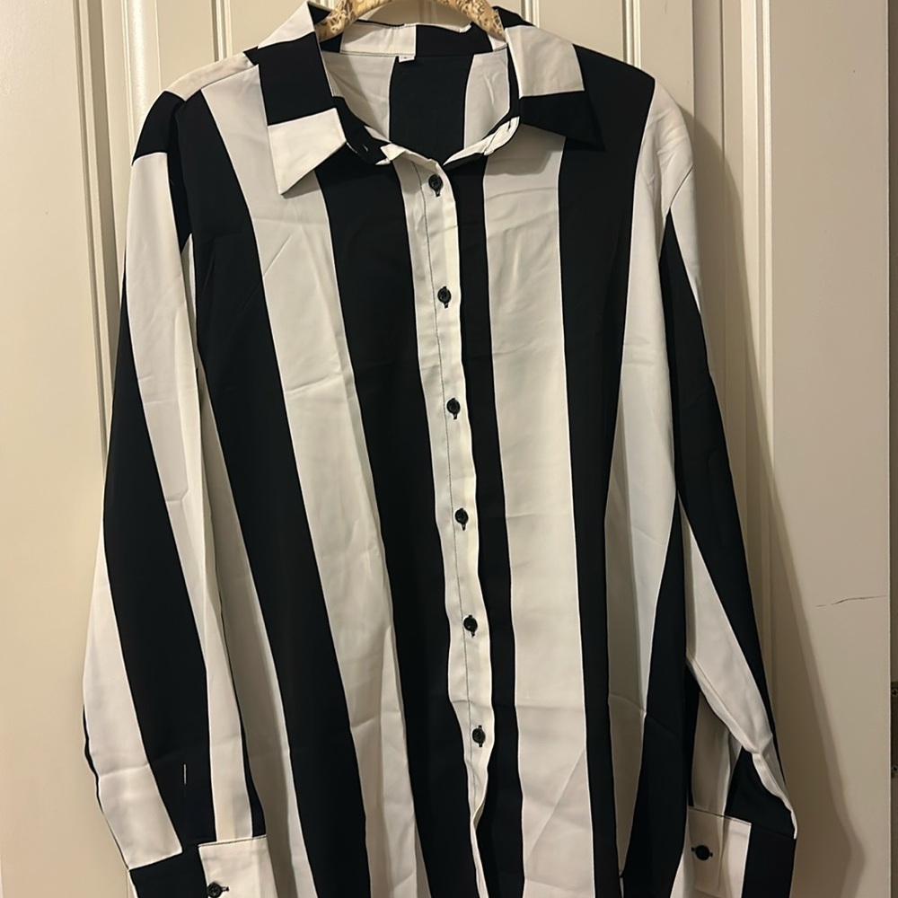 Black and white stripped blouse! 🖤